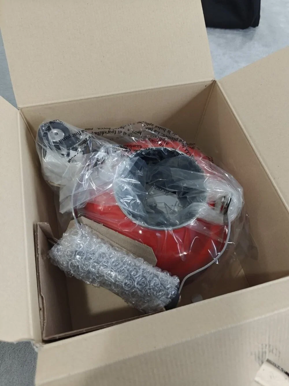 Le Creuset Q310167 1.6L Whistling Kettle New In box